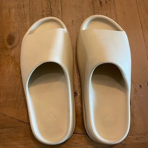 YEEZY SLIDES SIZE 12 COLOR: BONE